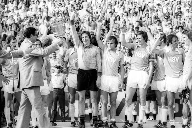 Jubel Hamburger SV, DFB Pokal Sieger 1976 - Bundesinnenminister Werner Maihofer (FDP) überreicht den Pokal an v.li.: Torwart Rudi Kargus, Klaus Zaczyk, Peter Nogly, Horst Blankenburg (verdeckt), Willi Reimann und Manfred Kaltz
