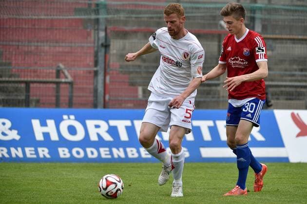 Uwe Moehrle (FC Energie Cottbus), Lucas Hufnagel (SpVgg Unterhaching), v.li. Aktion, SpVgg Unterhaching vs FC Energie Cottbus, 02.05.15