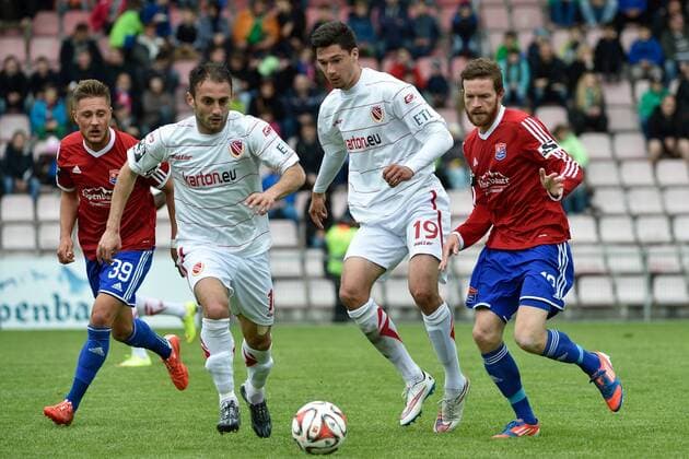 Danilo Dittrich (SpVgg Unterhaching), Anton Makarenko (FC Energie Cottbus), Tim Kleindienst (FC Energie Cottbus), Yannic Thiel (SpVgg Unterhaching), v.li. Aktion, SpVgg Unterhaching vs FC Energie Cottbus, 02.05.15