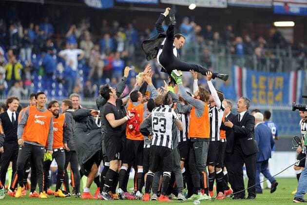 IPP20150502 Football - soccer: Serie A, Sampdoria Genua - Juventus Turin, l allenatore Massimiliano Allegri portato in trionfo e lanciato in aria dai giocatori della juventus che festeggiano per la vittoria del campionato (Hinweis: Verwendung nur in Deutschland - only Germany) xHOCHxZWEIx xItalyxPhotoxPressx 