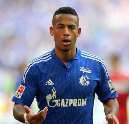 Gelsenkirchen, Fussball Herren, 1.Bundesliga, Saison 2014 2015, Spieltag 31, FC Schalke 04 vs VfB Stuttgart, 02.05.2015, Veltinsarena Gelsenkirchen Dennis Aogo, S04, Aktion Einzelbild