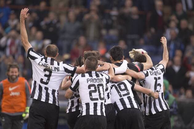 Juventus team group Mannschaftsbild Totale MAY 2, 2015 - Football Soccer : Players of Juventus celebrate after winning the Italian Serie A match between Sampdoria 0-1 Juventus at Stadio Comunale Luigi Ferraris in Genova, Italy. Juventus clinched fourth successive Serie A title. NOxTHIRDxPARTYxSALES.  (ptmb074487)