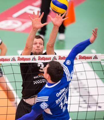 Friedrichshafen, Deutschland, 03.05.2015: Volleyball Bundesliga Playoffs Finale Spiel 5 (Best of Five) Saison 2014 2015 - VfB Friedrichshafen - Berlin Recycling Volleys. Robert Kromm (BR Volleys 3) gegen den Block aus Baptiste Geiler (Friedrichshafen 14)