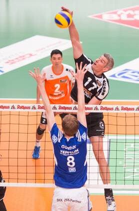 Friedrichshafen, Deutschland, 03.05.2015: Volleyball Bundesliga Playoffs Finale Spiel 5 (Best of Five) Saison 2014 2015 - VfB Friedrichshafen - Berlin Recycling Volleys. Rob Bontje (BR Volleys 17) gegen den Block aus Max Günthör Guenthoer (Friedrichshafen 8)