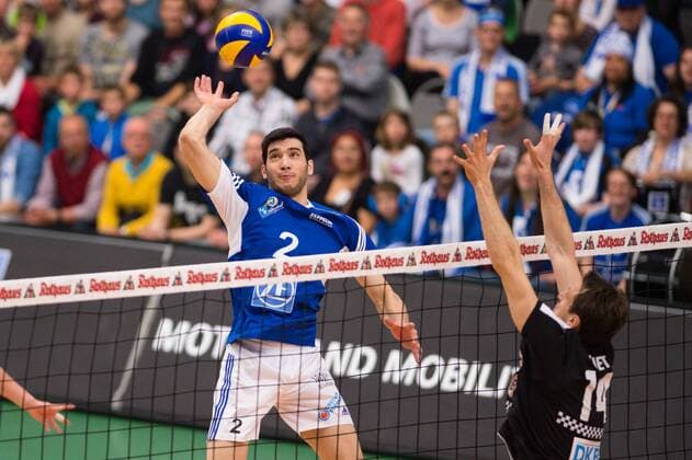 03.05.2015, ZF Arena, Friedrichshafen Volleyball, Bundesliga Maenner, Play-offs Finale 5, VfB Friedrichshafen vs. Berlin Recycling Volleys Angriff Maximilliano Gauna ( 2 Friedrichshafen) - Block Tomas Kmet ( 14 Berlin)