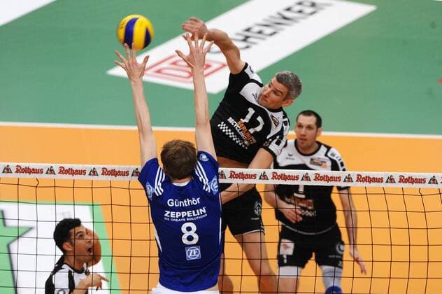 Angriffsball von Rob Bontje (BR Volleys), hinten. Vorne blockt Max Guenthoer (VfB Friedrichshafen) VfB Friedrichshafen vs Berlin Recycling Volleys, 1. Volleyball Bundesliga Play-Off Finale Spiel 5, Foto: Stuetzle Eibner EP_wse