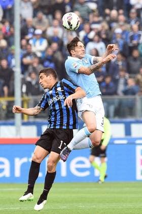 Bergamo, Italien - Serie A, Atalanta Bergamo vs. Lazio Rom: Danilo Cataldo-Carlos Carmona 
