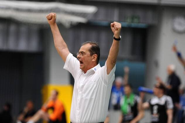 Jubel bei Trainer Stelian Moculescu (VfB Friedrichshafen) nach dem gewonnenen dritten Satz. VfB Friedrichshafen vs Berlin Recycling Volleys, 1. Volleyball Bundesliga Play-Off Finale Spiel 5, Foto: Stuetzle Eibner EP_wse