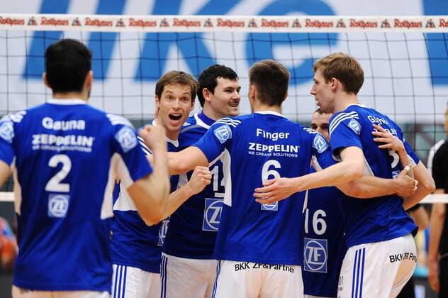 Freude bei Friedrichshafen nach einem gewonnenen Punkt. vl. Maximiliano Gauna (VfB Friedrichshafen), Maarten van Garderen (VfB Friedrichshafen), Baptiste Geiler (VfB Friedrichshafen), Michal Finger (VfB Friedrichshafen) Max Guenthoer (VfB Friedrichshafen) VfB Friedrichshafen vs Berlin Recycling Volleys, 1. Volleyball Bundesliga Play-Off Finale Spiel 5, Foto: Stuetzle Eibner EP_wse