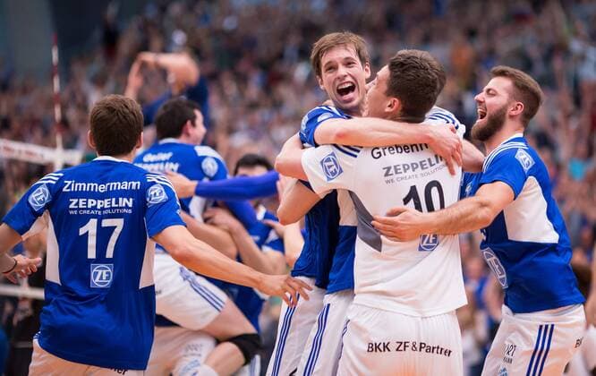 Friedrichshafen, Deutschland, 03.05.2015: Volleyball Bundesliga Playoffs Finale Spiel 5 (Best of Five) Saison 2014 2015 - VfB Friedrichshafen - Berlin Recycling Volleys. Das Team vom VfB Friedrichshafen jubelt nach Abpfiff über die Deutsche Meisterschaft mit v.l. Jan Zimmermann (Friedrichshafen 17), Maarten van Garderen (Friedrichshafen 4), Jenia Grebennikov (Friedrichshafen 10), Adrian Gontariu (Friedrichshafen 13)