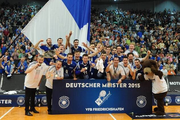Die Spieler des VfB Friedrichshafen feiern den Gewinn der Deutschen Meisterschaft 2015 VfB Friedrichshafen vs Berlin Recycling Volleys, 1. Volleyball Bundesliga Play-Off Finale Spiel 5, Foto: Stuetzle Eibner EP_wse