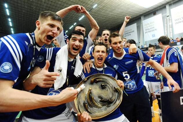 Die Spieler des VfB Friedrichshafen feiern den Gewinn der Deutschen Meisterschaft 2015. Jan Zimmermann (VfB Friedrichshafen) mit der Meisterschale. VfB Friedrichshafen vs Berlin Recycling Volleys, 1. Volleyball Bundesliga Play-Off Finale Spiel 5, Foto: Stuetzle Eibner EP_wse