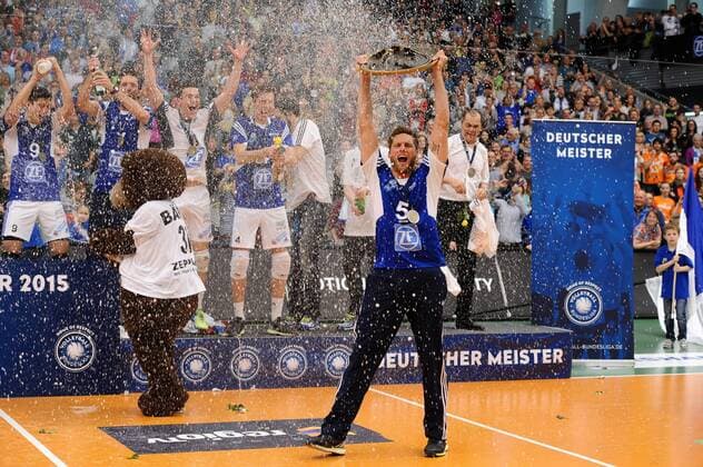 Die Spieler des VfB Friedrichshafen feiern den Gewinn der Deutschen Meisterschaft 2015. Simon Tischer (VfB Friedrichshafen) mit der Meisterschale. VfB Friedrichshafen vs Berlin Recycling Volleys, 1. Volleyball Bundesliga Play-Off Finale Spiel 5, Foto: Stuetzle Eibner EP_wse