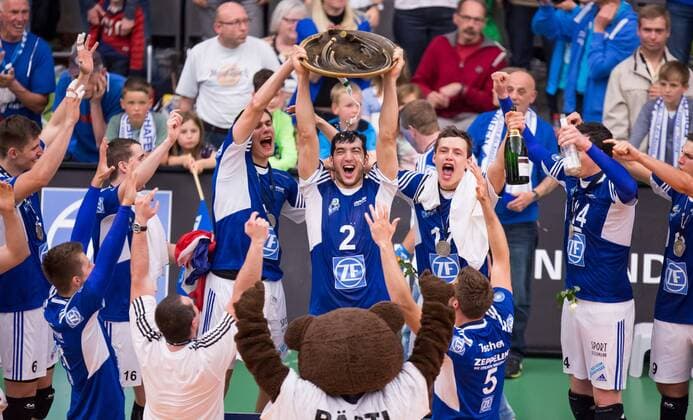 Friedrichshafen, Deutschland, 03.05.2015: Volleyball Bundesliga Playoffs Finale Spiel 5 (Best of Five) Saison 2014 2015 - VfB Friedrichshafen - Berlin Recycling Volleys. Der VfB Friedrichshafen bejubelt die Deutsche Meisterschaft: v.li. Michal Finger (Friedrichshafen 6), Roland Gergye (Friedrichshafen 11), Benjamin Toniutti (Friedrichshafen 16), Alan Wasilewski (Friedrichshafen), Maximiliano Gauna (Friedrichshafen 2), Jan Zimmermann (Friedrichshafen 17), Simon Tischer (Friedrichshafen 5), Baptiste Geiler (Friedrichshafen 14), Moritz Reichert (Friedrichshafen 9)