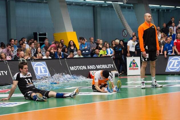 03.05.2015, ZF Arena, Friedrichshafen Volleyball, Bundesliga Maenner, Play-offs Finale 5, VfB Friedrichshafen vs. Berlin Recycling Volleys Martin Krystof ( 11 Berlin), Erik Shoji ( 2 Berlin), Aleksandar Spirovski ( 4 Berlin) enttäuscht enttaeuscht traurig nach Niederlage