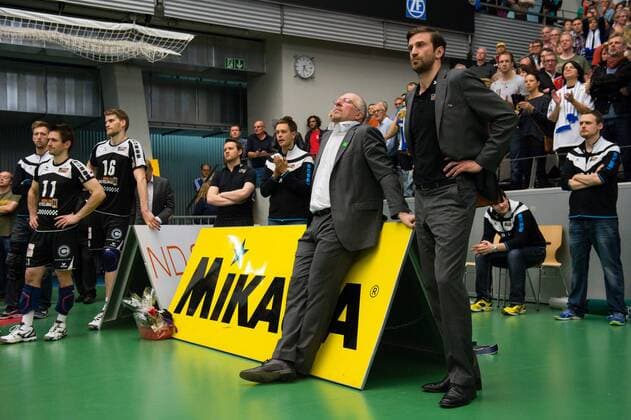 03.05.2015, ZF Arena, Friedrichshafen Volleyball, Bundesliga Maenner, Play-offs Finale 5, VfB Friedrichshafen vs. Berlin Recycling Volleys Mark Lebedew (Trainer Coach Berlin), Roko Sikiric (Teammanager Berlin) enttäuscht enttaeuscht traurig nach Niederlage