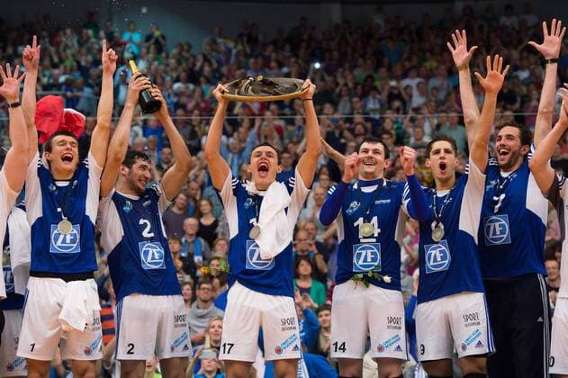 03.05.2015, ZF Arena, Friedrichshafen Volleyball, Bundesliga Maenner, Play-offs Finale 5, VfB Friedrichshafen vs. Berlin Recycling Volleys Alan Wasilewski ( 1 Friedrichshafen), Maximilliano Gauna ( 2 Friedrichshafen), Jan Zimmermann ( 17 Friedrichshafen) mit Meisterschale Trophy, Baptiste Geiler ( 14 Friedrichshafen), Moritz Reichert ( 9 Friedrichshafen)