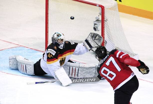 ENDRAS Dennis Torwart Team Deutschland Tor durch CROSBY Sidney Eishockey Weltmeisterschaften 2015 in Prag Spiel Kanada-Deutschland am 03. Mai 2015 in der O2 Arena in Prag 