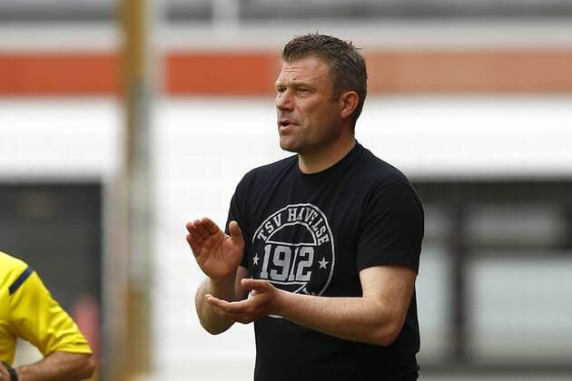 03.05.2015, Wilhelm-Langrehr-Stadion, Garbsen, Ligaspiel, Regionalliga Nord, TSV Havelse vs VfR Neumuenster, im Bild Christian Benbennek (Trainer, TSV Havelse) applaudiert TSV Havelse vs VfR Neumuenster