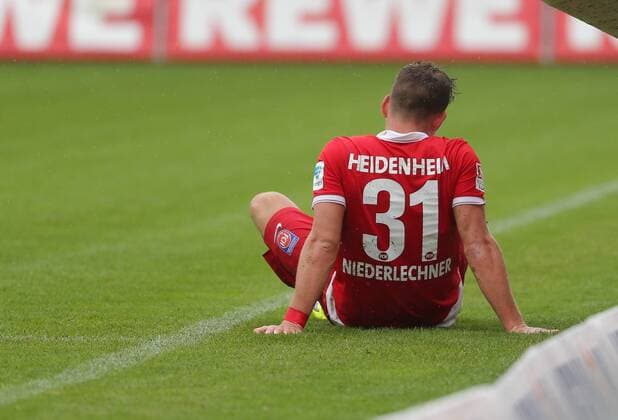 FUSSBALL 2. BUNDESLIGA, SANDHAUSEN - HEIDENHEIM 2:2, 03.05.2015, SANDHAUSEN - Florian NIEDERLECHNER (31, Heidenheim) sitzt nach dem Spielende auf dem Rasen. SV Sandhausen - 1. FC Heidenheim 03.05.2015
