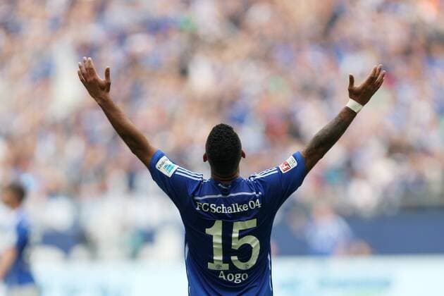 Dennis AOGO (GE) jubelt nach Spielende und reisst die Arme hoch Fussball 1. Bundesliga, 31. Spieltag, FC Schalke 04 (GE) - VfB Stuttgart (S) 3:2 am 02.05.2015 in Gelsenkirchen Deutschland.