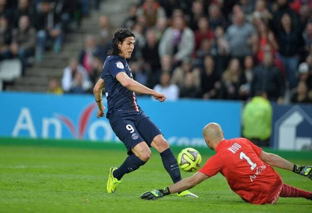 Aktuell Fußball, Frankreich, Ligue 1, FC Nantes - Paris St. Germain Edinson Cavani (psg) - Remy Riou (nan) FOOTBALL : Nantes vs Paris SG - Ligue 1 - 03 05 2015 AnthonyBIBARD FEP Panoramic 