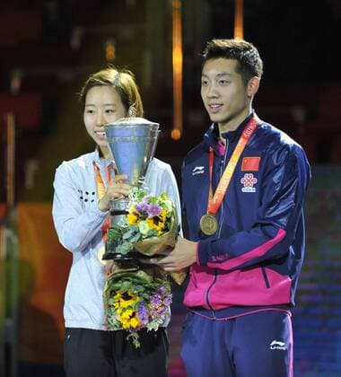 China s Xu Xin, right, and South Korea s Yang Ha-eun, left, hold their champion trophy after defeating Japan s Maharu Yoshimura and Kasumi Ishikawa during the Mixed Doubles final match of the 2015 Table tennis Tischtennis World Championships in Suzhou city, east China s Jiangsu province, 1 May 2015. China s Xu Xin and Yang Ha-eun of South Korea have teamed up to become the first cross-border partnership to win the world mixed doubles table tennis championship for 61 years. The pair beat Japan s Kasumi Ishikawa and Maharu Yoshimura 4-0 at the world championships on Friday (1 May 2015), becoming the first mixed nationality winners of the title since Czechoslovakia s Ivan Andreadis and Hungarian Gizella Gervai at Wembley in 1954. Xu, Yang end six decade drought for cross border pairs  pbu267920_04
