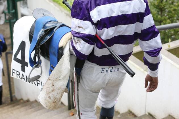 Jockey mit verschmutzten Outfit verlässt die Rennbahn EP_rrz