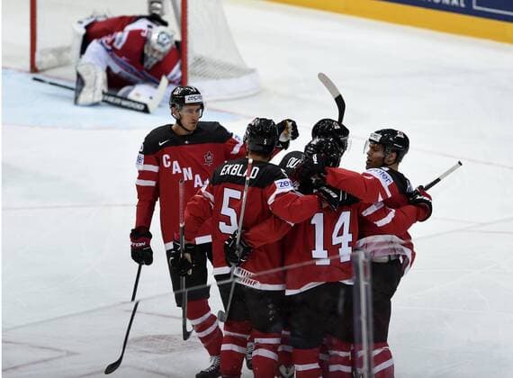 Canadian players celebrate a goal during the Ice hockey Eishockey World Championship WM Weltmeisterschaft Group A match Czech Republic vs Canada in Prague, Czech Republic, May 4, 2015. (CTKxPhoto RomanxVondrous) CTKPhotoP201505040794001  vnd