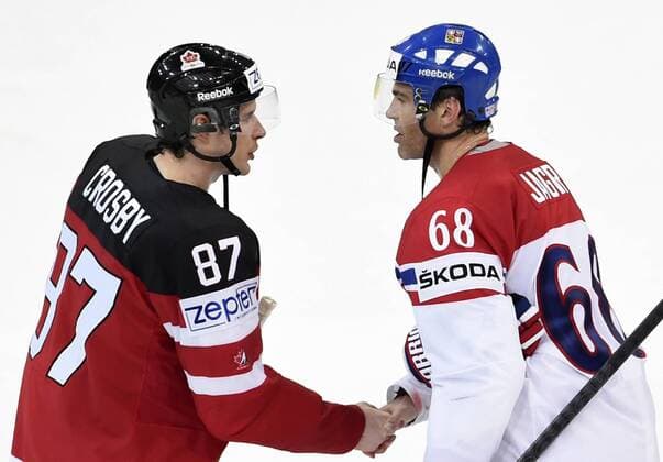 Sidney Crosby of Canada, left, and Jaromir Jagr of Czech Republic greet each other after the Ice hockey Eishockey World Championship WM Weltmeisterschaft Group A match Czech Republic vs Canada in Prague, Czech Republic, May 4, 2015. (CTKxRomanxVondrous) CTKPhotoP201505040898801  vnd