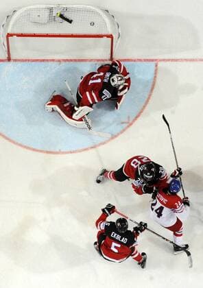 Martin Zatovic of Czech Republic, right, shoots to score past Canada s goalkeeper Mike Smith during the Ice hockey Eishockey World Championship WM Weltmeisterschaft Group A match Czech Republic vs Canada in Prague, Czech Republic, May 4, 2015. (CTKxRomanxVondrous,xMichalxKamaryt) CTKPhotoP201505040922801  vnd