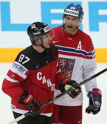 PRAGUE, CZECH REPUBLIC. MAY 4, 2015. Canada s Sidney Crosby (L) and Czech Republic s Jaromir Jagr seen in their 2015 IIHF World Championshiop Preliminary Round Group A Ice hockey Eishockey match at O2 Arena. The Canadian team won the game 6:3. Yelena Rusko TASS  TS001B21