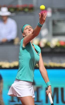 (150505) -- MADRID, May 5, 2015 -- Czech tennis player Petra Kvitova serves during the match against U.S. tennis player Coco Vandeweghe during day four of the Madrid Open tournament in Madrid, Spain, on May 5, 2015. Kvitova won 2-1. ) (SP)SPAIN-MADRID-TENNIS XiexHaining 
