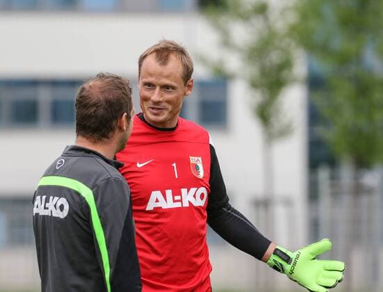 Markus Weinzierl (Trainer FC Augsburg) im Gespräch mit Alexander Manninger (Torwart FC Augsburg 1), FC Augsburg, Training, Saison 2014 - 2015, 05.05.2015