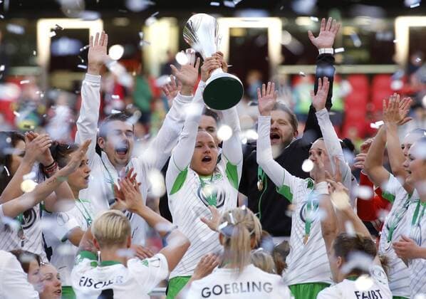 Köln, RheinEnergieStadion, 01.05.15: Deutscher Pokalsieger 2015 VFL Wolfsburg: Babett Peter (VFL Wolfsburg) stemmt den Pokal in die Höhe beim Frauenfussball im Pokalfinale zwischen 1. FFC Turbine Potsdam vs. VFL Wolfsburg in der Saison 2014 2015.