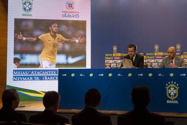 Brazilian head coach Dunga (L) announces the list of players of the Brazilian National Football Team which will attend the Copa America 2015 in Chile, during a press conference PK Pressekonferenz in Rio de Janeiro May 5, 2015. ) (SP)BRAZIL-RIO DE JANEIRO-COPA AMERICA-NATIONAL FOOTBALL TEAM XuxZijian 