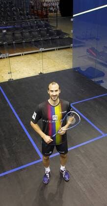 Simon Rösner, Squash-Profi in Diensten des Bundesligisten Paderborner SC, deutscher Meister, Weltranglisten-Siebter, hier im Glas-Court beim Würzburger Stadtteil-Verein TSC Heuchelhof; Rösner bestreitet dort am 8. und 9. Mai 2015 die Bundesliga.-Endrunde und will hier vom 22. bis 25. Mai 2015 in seiner Heimatstadt Würzburg auch seinen Einzeltitel verteidigen; 06.05.2015, Würzburg (Bayern)