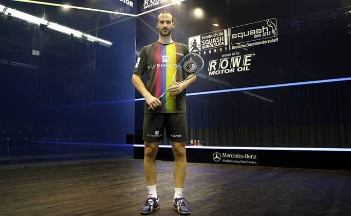 Simon Rösner, Squash-Profi in Diensten des Bundesligisten Paderborner SC, deutscher Meister, Weltranglisten-Siebter, hier im Glas-Court beim Würzburger Stadtteil-Verein TSC Heuchelhof; Rösner bestreitet dort am 8. und 9. Mai 2015 die Bundesliga.-Endrunde und will hier vom 22. bis 25. Mai 2015 in seiner Heimatstadt Würzburg auch seinen Einzeltitel verteidigen; 06.05.2015, Würzburg (Bayern)