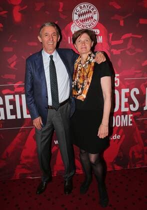 04.05.2015,Svetislav Pesic Filmpremiere in Cinemaxx München.Basketball 04.05.2015,Svetislav Pesic Film Premiere in Cenamaxx München,Sport,im Bild: FCB Basketball Trainer Svetislav Pesic mit seine Frau auf dem Roten Teppich für die Film Premiere mehr als ein Trainer