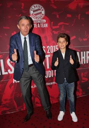 04.05.2015,Svetislav Pesic Filmpremiere in Cinemaxx München,Basketball 04.05.2015,Svetislav Pesic Film Premiere in Cenamaxx München,Sport,im Bild: FC Baern Basketball Trainer Svetislav Pesic mit Enkelkind Luka