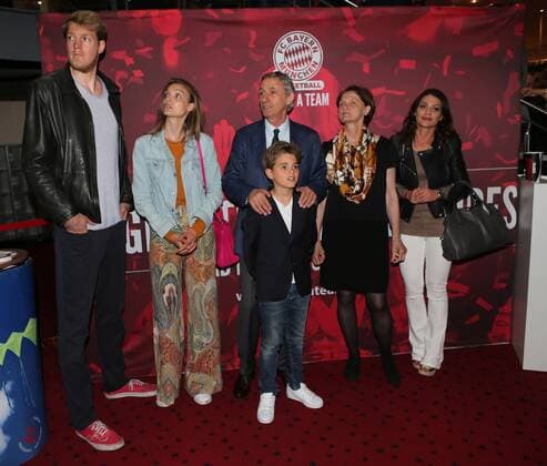 04.05.2015,Svetislav Pesic Filmpremiere in Cinemaxx München.Basketball 04.05.2015,Svetislav Pesic Film Premiere in Cenamaxx München,Sport,im Bild: Jagla mit seine Frau,Svetislav Pesic, derkleiner Luka (enkel) mit seine Frau und Schwiegetochter
