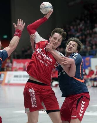 Julian Schneider (TuS Ferndorf, links) im Zweikampf mit Marius Leiber (VfL Gladbeck) EP_cst