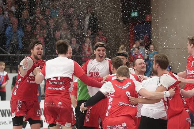 Ferndorfer feiern die Meisterschaft und den Aufstieg in die 2. Liga EP_cst
