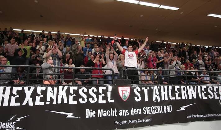 Ferndorfer feiern nach dem Spiel den Aufstieg in die 2. Liga EP_cst