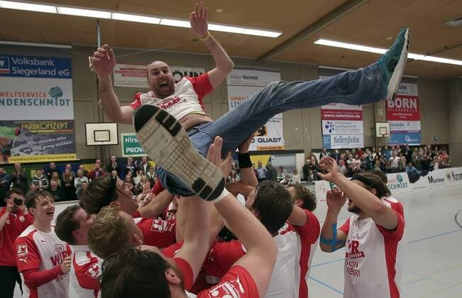 Ferndorfer feiern nach dem Spiel den Aufstieg in die 2. Liga EP_cst