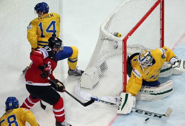 Ice hockey Eishockey - IIHF Ice Hockey WC 2015 PRAGUE,CZECH REPUBLIC,06.MAY.15 - ICE HOCKEY - IIHF World Ice Hockey Championships, international match Länderspiel Sweden vs Canada. Image shows Anton Lander (SWE), Sidney Crosby (CAN), Mattias Ekholm (SWE) and Anders Nilsson (SWE). GEPAxpictures xAndreasxPranter 