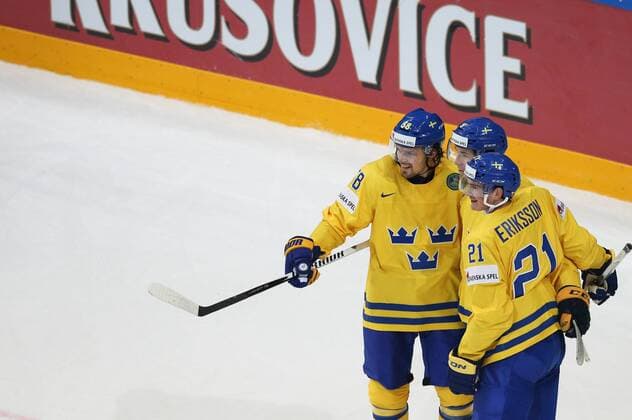 Ice hockey Eishockey - IIHF Ice Hockey WC 2015 PRAGUE,CZECH REPUBLIC,06.MAY.15 - ICE HOCKEY - IIHF World Ice Hockey Championships, international match Länderspiel Sweden vs Canada. Image shows the rejoicing of Anton Lander, Filip Forsberg and Loui Eriksson (SWE). GEPAxpictures xAndreasxPranter 