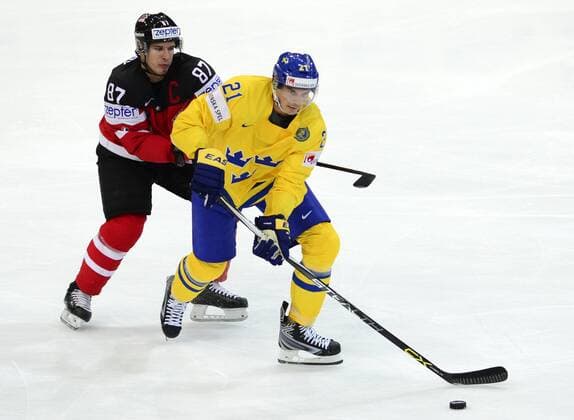 Sidney Crosby (CAN), left, and Loui Eriksson (SWE) in action during the Ice hockey Eishockey World Championship WM Weltmeisterschaft Group A match Sweden vs Canada in Prague, Czech Republic, May 6, 2015. (CTKxPhoto RomanxVondrous) CTKPhotoP201505060932601  vnd