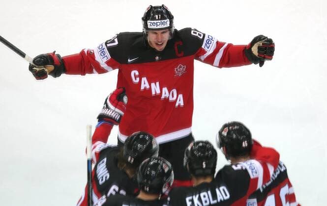 Ice hockey Eishockey - IIHF Ice Hockey WC 2015 PRAGUE,CZECH REPUBLIC,06.MAY.15 - ICE HOCKEY - IIHF World Ice Hockey Championships, international match Länderspiel Sweden vs Canada. Image shows the rejoicing of Sidney Crosby, Tyler Ennis, Jordan Eberle, Aaron Ekblad and Patrick Wiercioch (CAN). GEPAxpictures xAndreasxPranter 