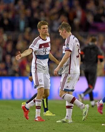 06.05.2015, Fussball Champions League 2014 2015, Halbfinale Hinspiel, FC Barcelona Barca - FC Bayern München, im Stadion Camp Nou in Barcelona (Spanien). Frustrierte Bayern nach dem Spiel. v.li: Thomas Müller (München), Bastian Schweinsteiger (München). 